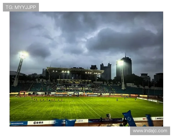 南京足球队实力引发热议球迷观点各异争论不断 南京足球队实力引发热议球迷观点各异争论不断