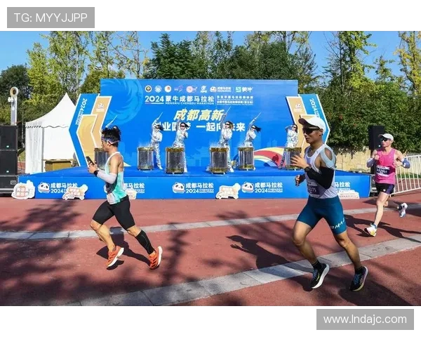 城市马拉松精彩瞬间成都街舞队展现灵活性与活力的完美结合 城市马拉松精彩瞬间成都街舞队展现灵活性与活力的完美结合