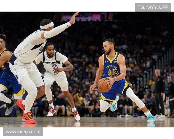 勇士在激烈对决中以128比120战胜小牛展现强大实力 勇士在激烈对决中以128比120战胜小牛展现强大实力