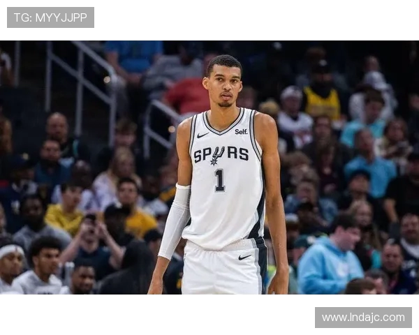 文班亚马新秀赛季表现抢眼场均20分10篮板3盖帽引领联盟新星潮流